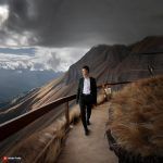 Firefly Un joven asciende por un sendero a la cima de una montaña. El dia es tormentoso. El sendero